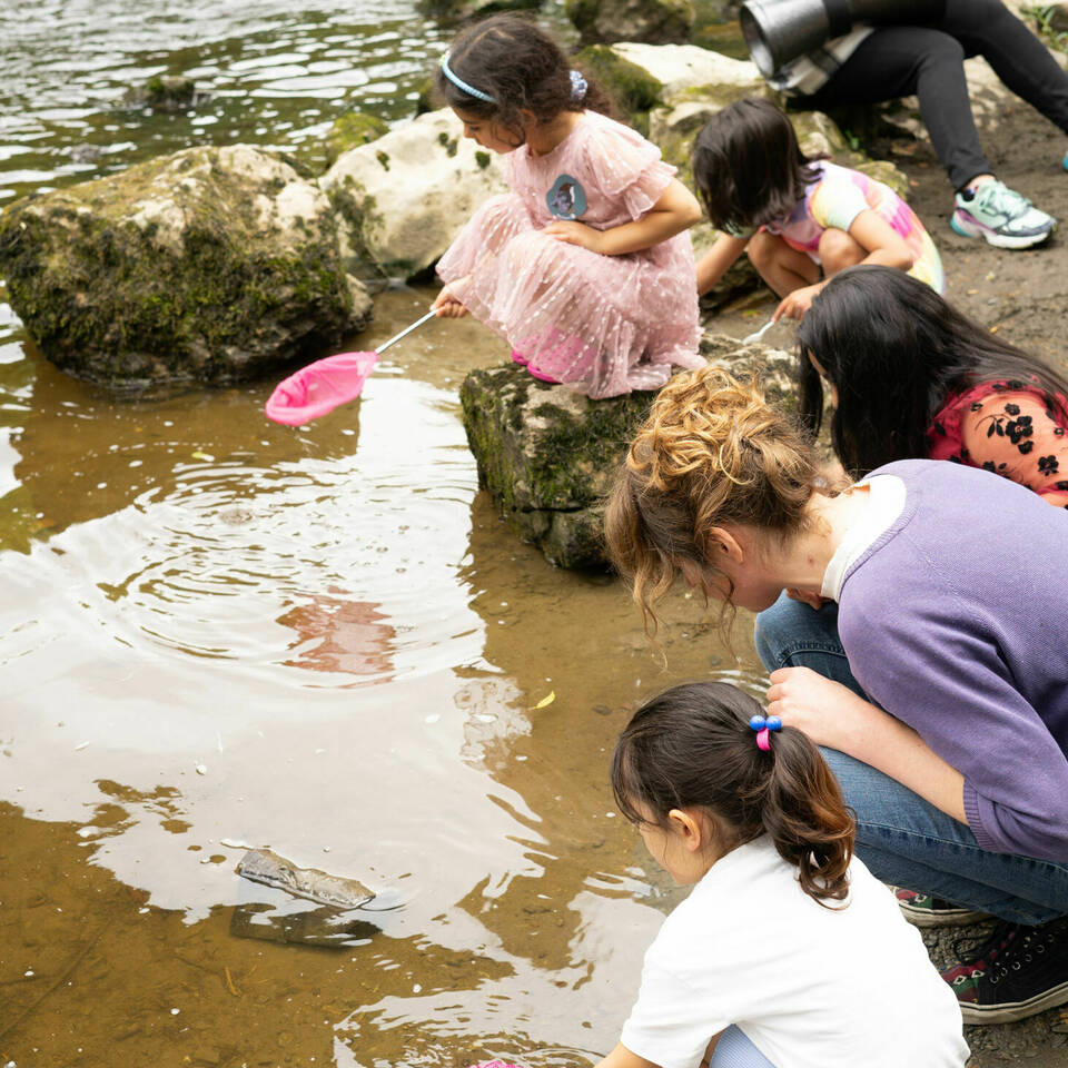 Syrian and Afghani families explore river wildlife with Oriel Davies and the Severn Rivers Trust